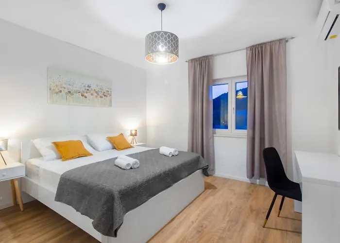 Antonia With Heated Pool Villa *