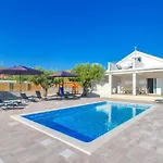 Antonia With Heated Pool *