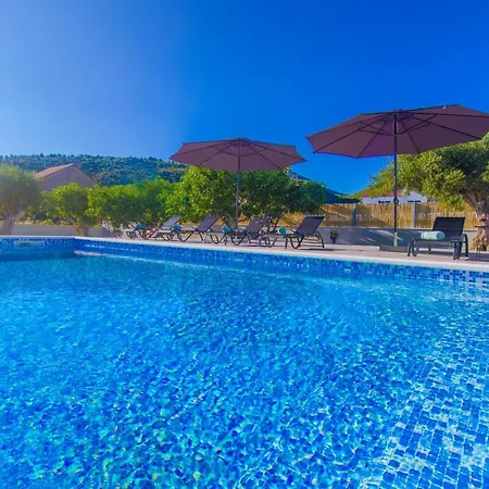 Antonia With Heated Pool