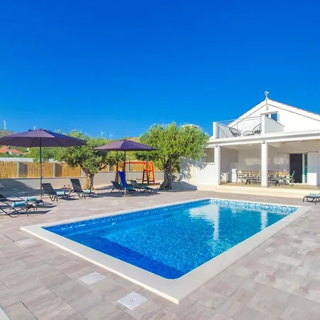 Antonia With Heated Pool *
