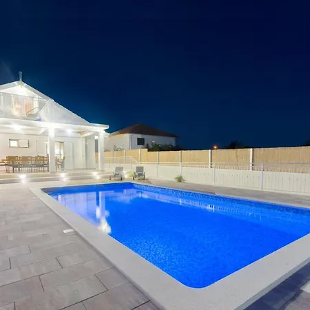 Antonia With Heated Pool Villa Dograde