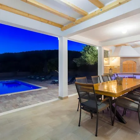 Antonia With Heated Pool * Dograde