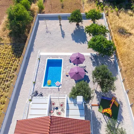 Antonia With Heated Pool *