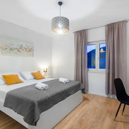 Antonia With Heated Pool Villa *