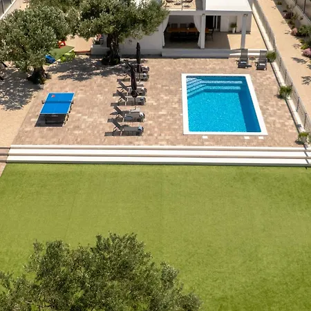 Antonia With Heated Pool * Dograde
