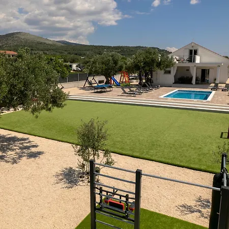 Antonia With Heated Pool Villa Dograde
